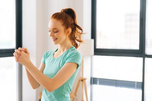 Как часто следует делать упражнения для рук для женщин. Какие упражнения нужно включить в разминку?