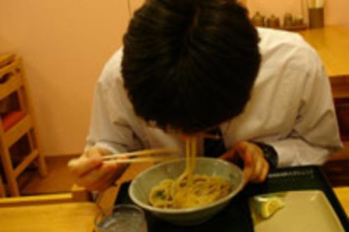 Какое влияние оказывает скорость приема пищи на уровень насыщения. Скорость поглощения пищи влияет на массу тела