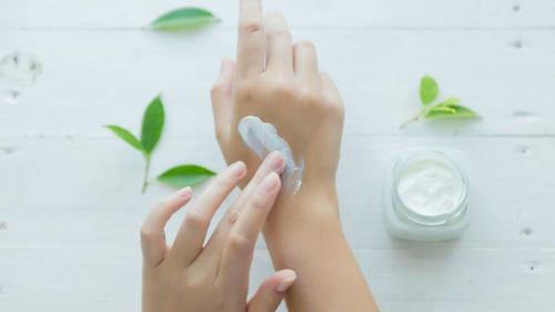 Важно ли применение кремов и масел для укрепления кожи на руках. Что выбрать: масло или крем для рук?