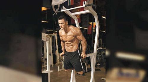 Какой угол наклона тела нужно выбрать для упражнений на тренировке рук без гантелей. 9 лучших упражнений на руки со своим весом.