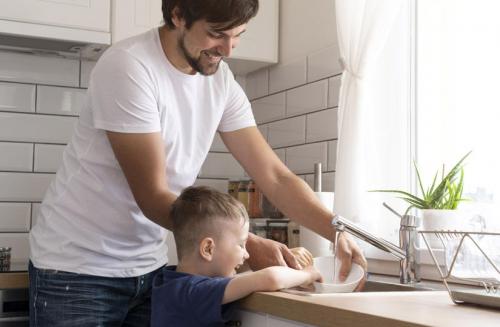 Как обучить детей помогать в уборке. Как без занудства и нравоучений приучить ребёнка помогать по дому: практические советы психолога